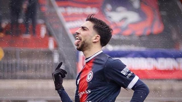Antonio Gala celebrando un gol con el Cambobasso.