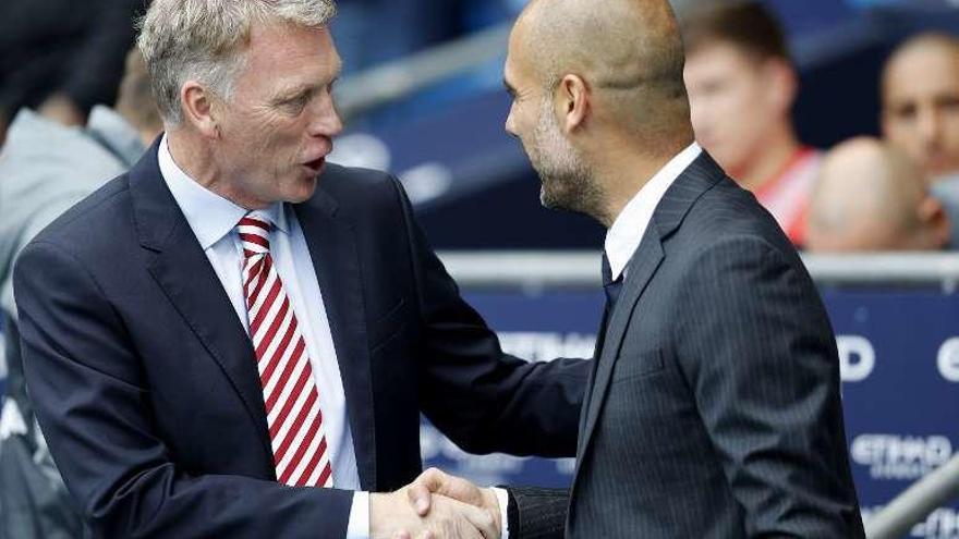 David Moyes y Pep Guardiola se saludan antes del partido de ayer.