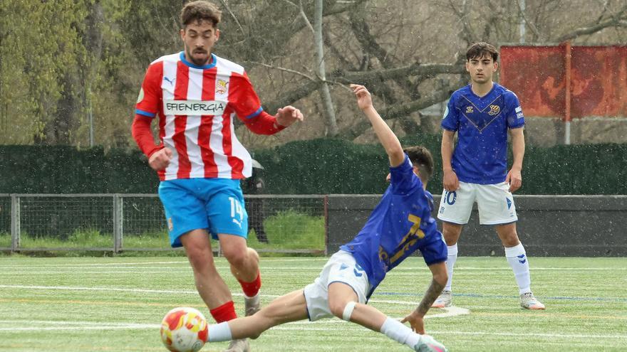 Iglesias conduint una pilota en el partit al Congost contra l'Europa B