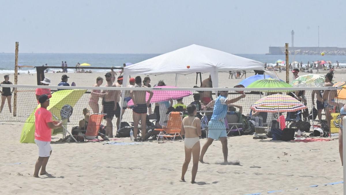 Bañistas, jugadores de voley y amantes del sol disfrutan de las playas de Castelló.