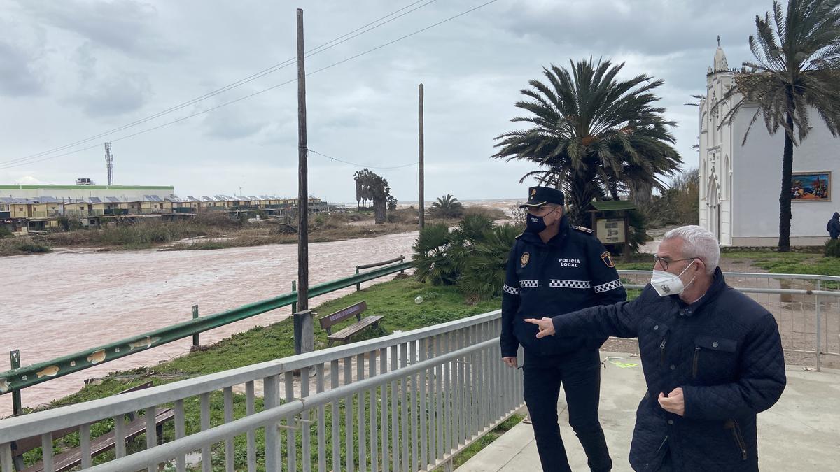 El alcalde de Alboraia Miguel Chavarría supervisa los daños ocasionados por el desbordamiento del barranco.