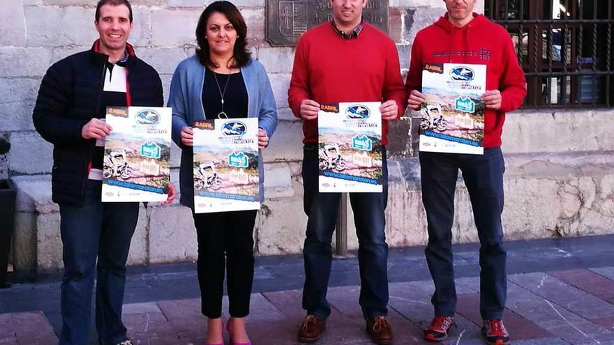 Iván Díaz, Charo Fernández, Pablo García y Beni García, en la presentación de la prueba en el Ayuntamiento de Ribadesella.