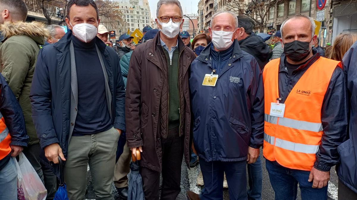 Representantes del Consell, Roger Llanes, y Antonio Quintana en la manifestación