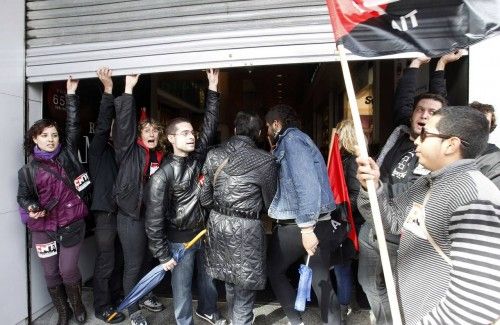 Manifestantes de CNT y CGT causan destrozos en Barcelona en una huelga del transporte