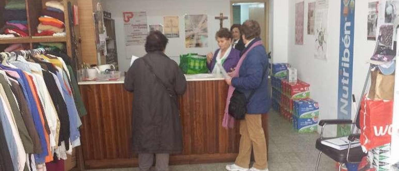 Voluntarios de Cáritas Moaña en la sede de Ramón Cabanillas. // G.N.