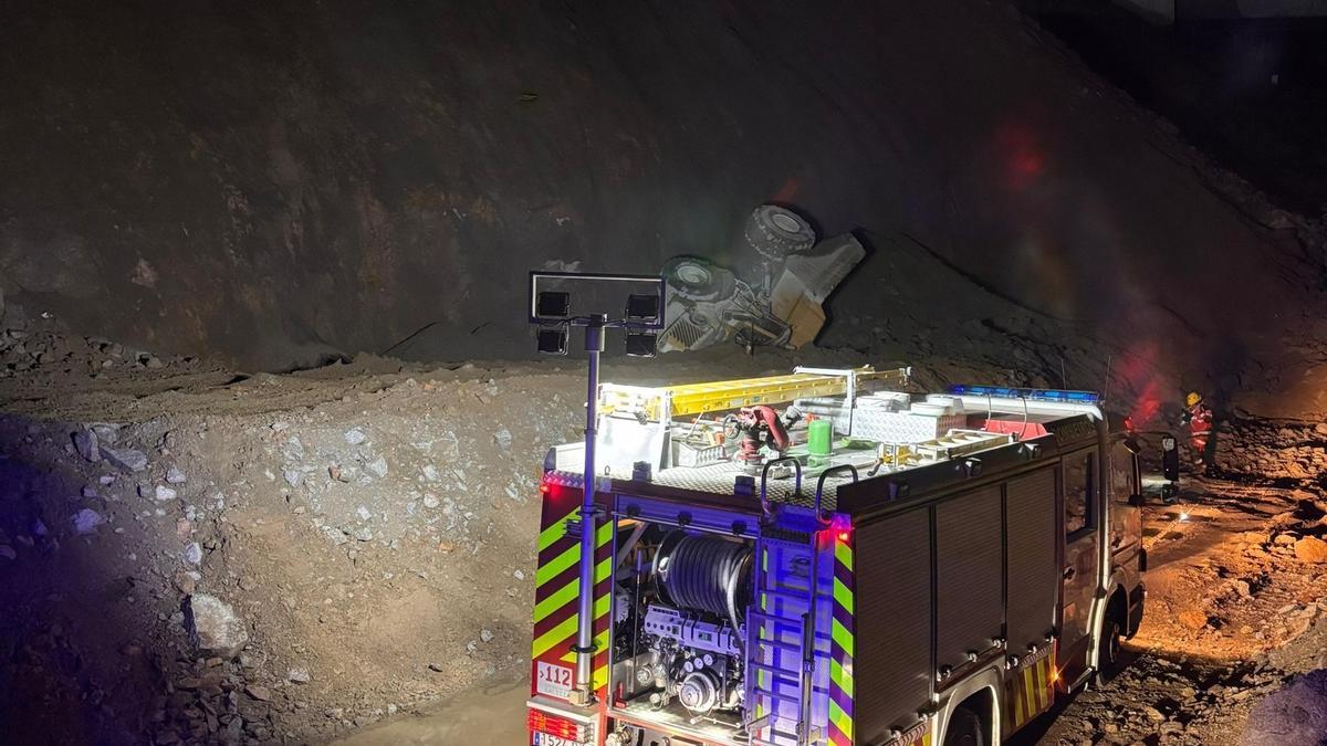 Operativo de emergencias en el lugar del accidente, con el camión volquete al final del barranco.