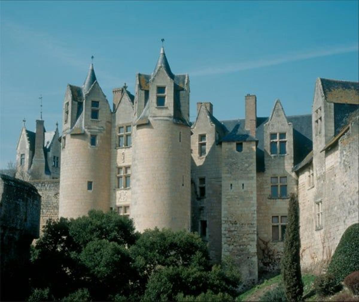 Las trece torres del Castillo de Montreuil-Bellay dominan la campiña de Anjou.