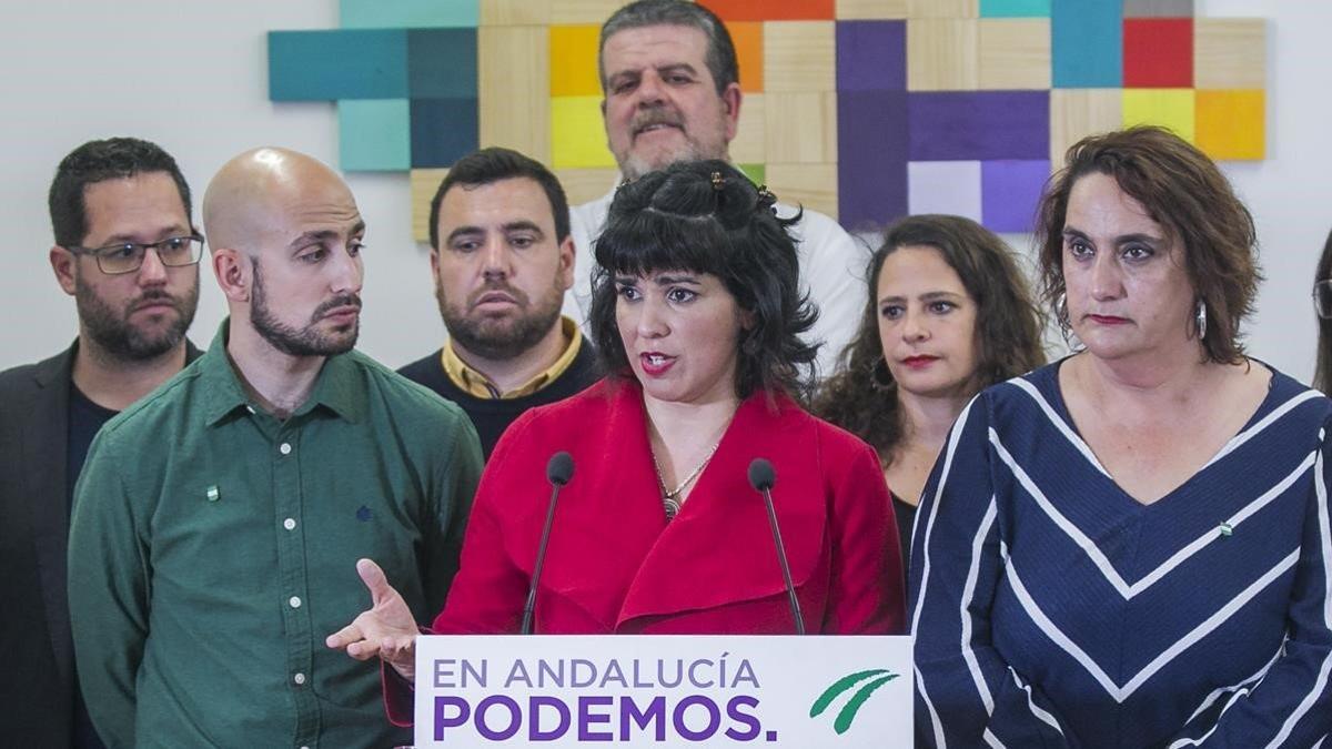 Teresa Rodríguez (en el centro, de fúcsia) durante su intervención en una rueda de prensa junto a su antiguo equipo, en la sede de Podemos Andalucía, en Sevilla, el 13 de febrero del 2020