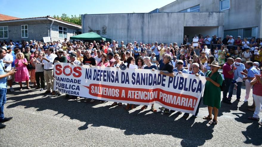 Concentración en defensa de la sanidad pública el pasado verano en Baltar, Portonovo.   // GUSTAVO SANTOS