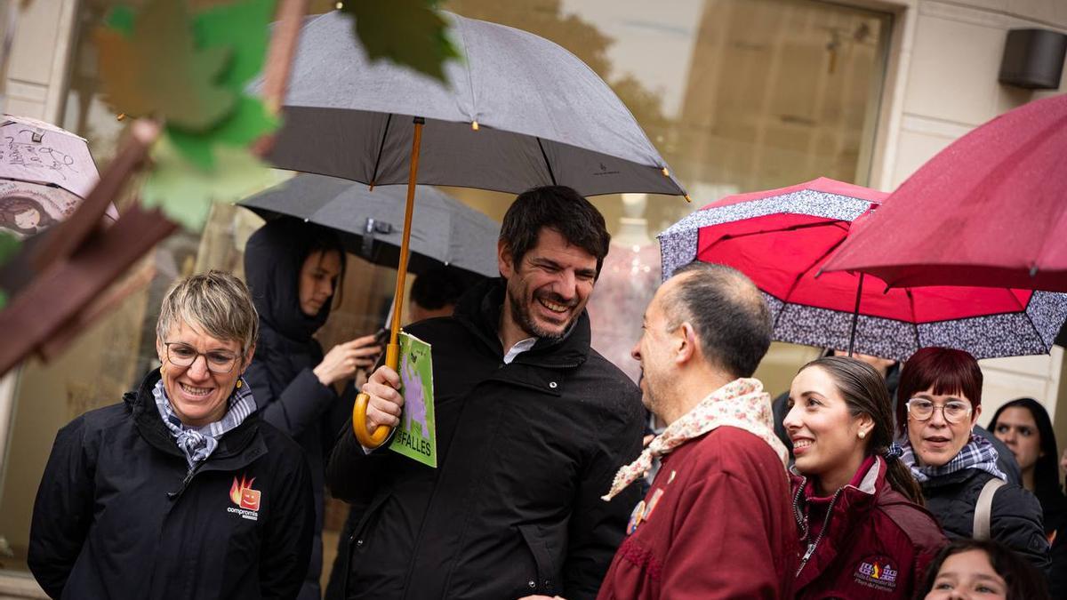 El ministro Ernest Urtasun durante su visita esta mañana a la falla Universitat Vella-Plaça del Patriarca.
