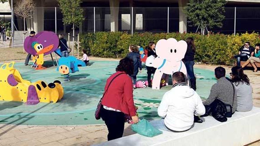 Los juegos del nuevo parque son para niños muy pequeños.