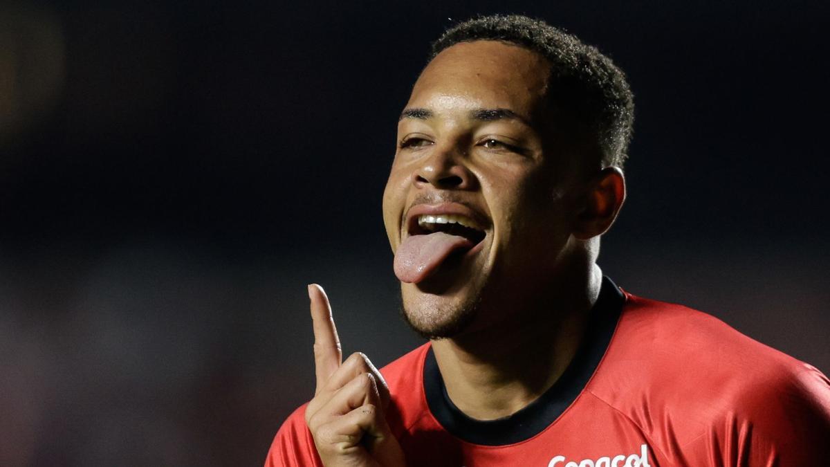 SAO PAULO (BRASIL), 21/06/2023.- El delantero Vitor Roque de Paranaense celebra su gol hoy, durante un partido por el Campeonato Brasileño entre Sao Paulo y Athletico Paranaense en el estadio Morumbi de São Paulo (Brasil). Los medios de comunicación comentan que Roque será nuevo refuerzo del equipo Barcelona de España. EFE/ Isaac Fontana