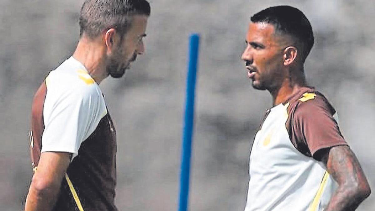 Luis García dialoga con Jonathan Viera.