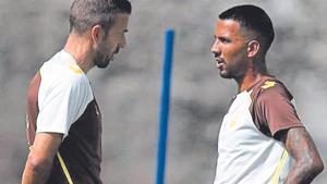 Luis García dialoga con Jonathan Viera.