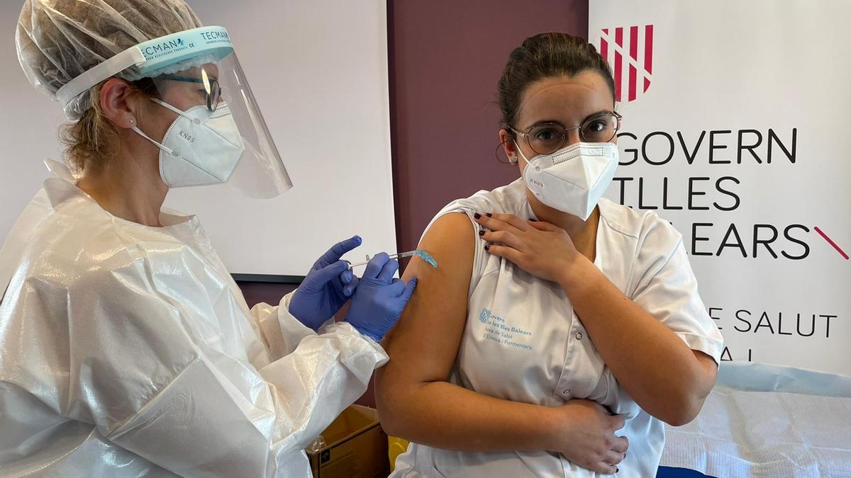 Una mujer recibe una dosis de la vacuna contra el covid, en una imagen de archivo.