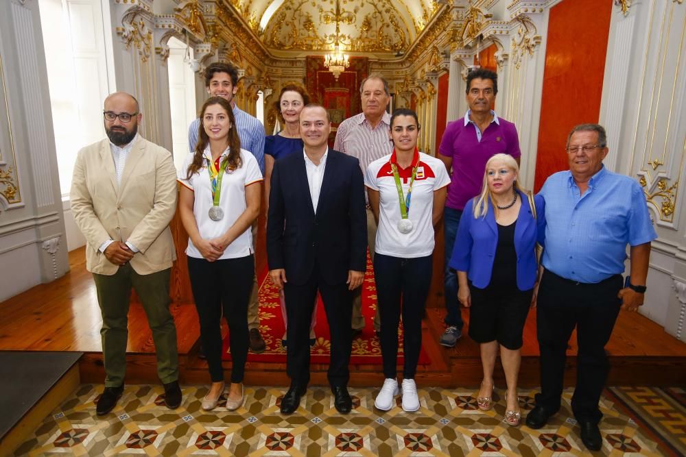 El Ayuntamiento homenajea a las medallistas grancanarias de baloncesto