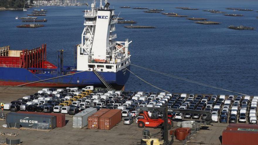 Vehículos de Stellantis, en el viejo muelle de granito de Rande. |   // R.G.