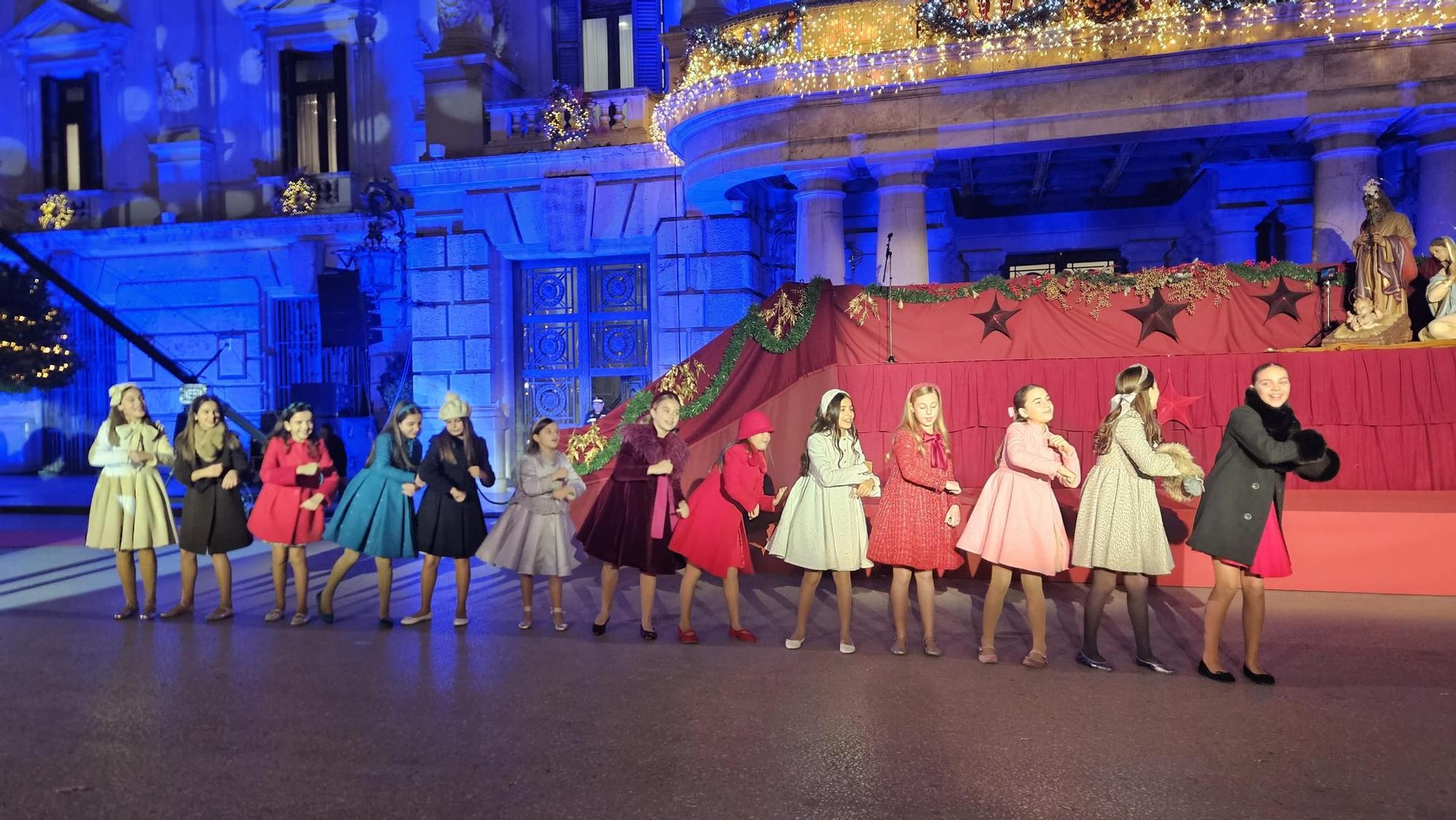 El clásico de falleras mayores y cortes de honor en la Cabalgata de Reyes