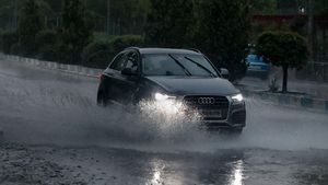 29/05/2023 Varios coches circulan bajo la lluvia, a 29 de mayo de 2023, en Madrid (España). La Agencia Estatal de Meteorología (Aemet) ha avisado de la alerta naranja en Madrid por la tormenta que ha dejado varias incidencias en la tarde de hoy. Las fuertes lluvias han provocado cortes en carreteras y varias líneas de Metro y ha obligado a desviar varios vuelos en Barajas. SOCIEDAD Ricardo Rubio - Europa Press