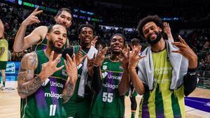 Cobbs, Tillie, Audige, Webb III y Perry celebran la victoria del Unicaja.