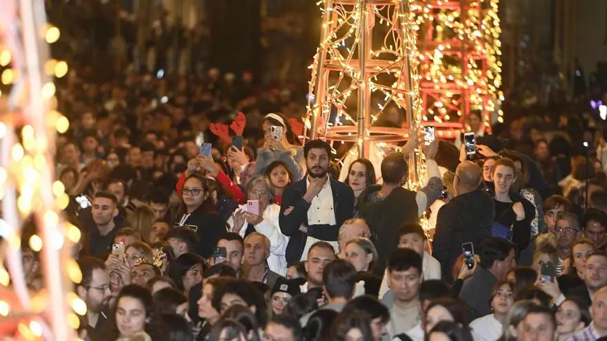 Miles de personas esperaban el encendido de las luces de Navidad