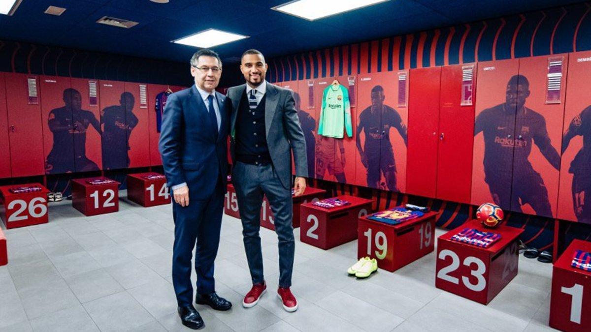 Boateng junto al presidente del FCB, Josep Maria Bartomeu