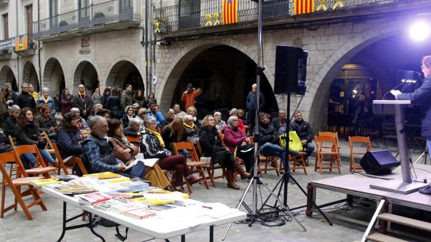 La lectura d&#039;escrits dels presos a la plaça del Vi de Girona