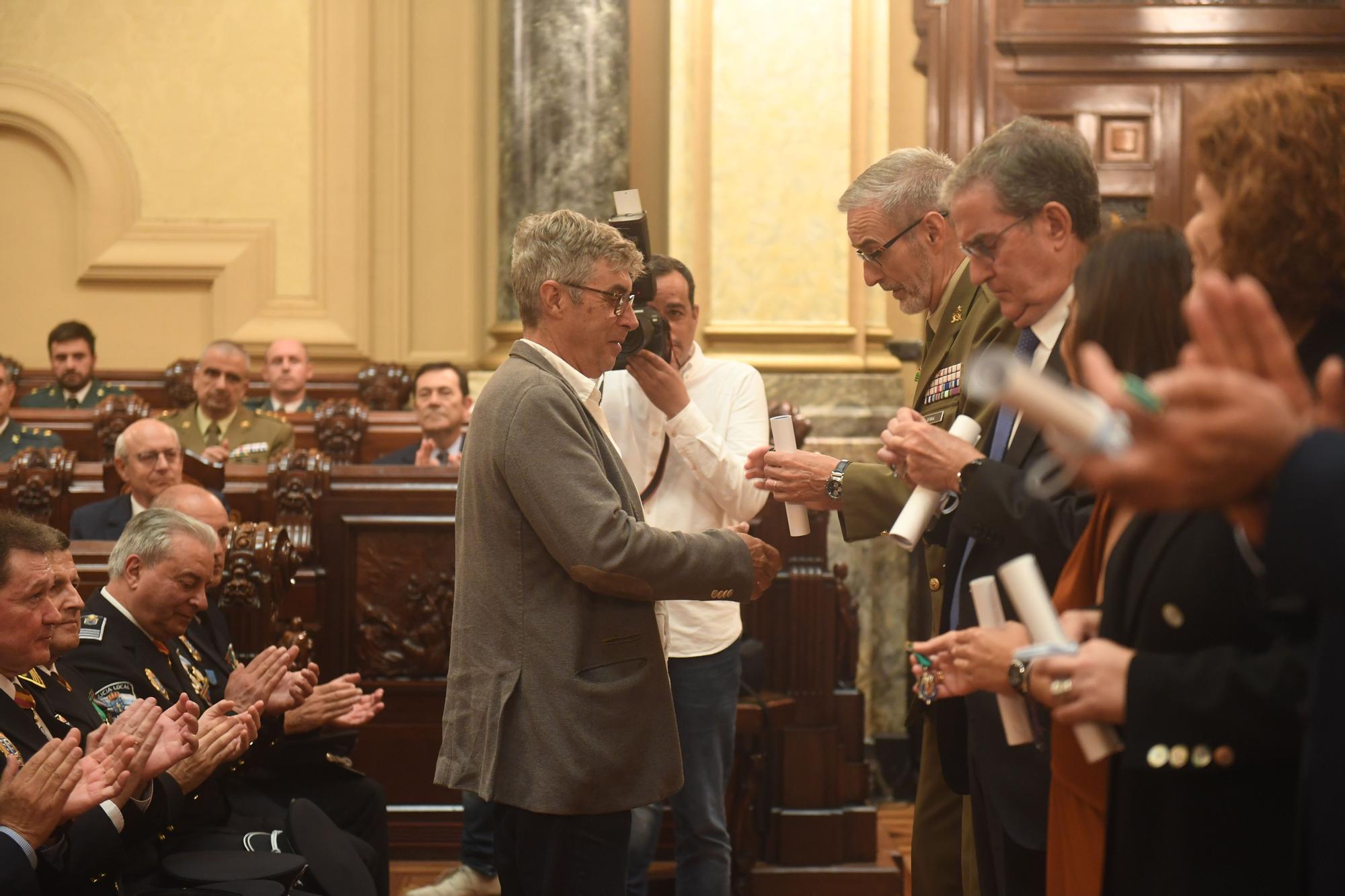 Homenaje a los policías locales de A Coruña que llevan 20 años en el cuerpo