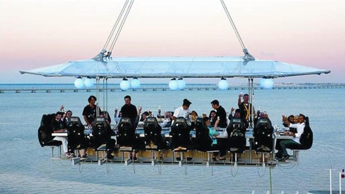 Imagen de una cena voladora celebrada en Lisboa.