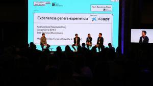 Los emprendedores Lucas Carné (011h), Ana Maiques (Neuroelectrics) y Josep Talavera (Mundimoto) en uno de los escenarios del Tech Spirit Barcelona