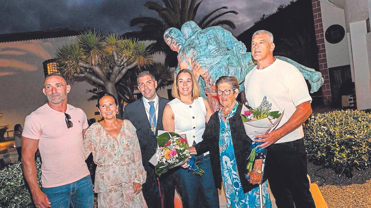 Francis Pérez (primero por la derecha), familiares y representantes institucionales en el homenaje de anoche.