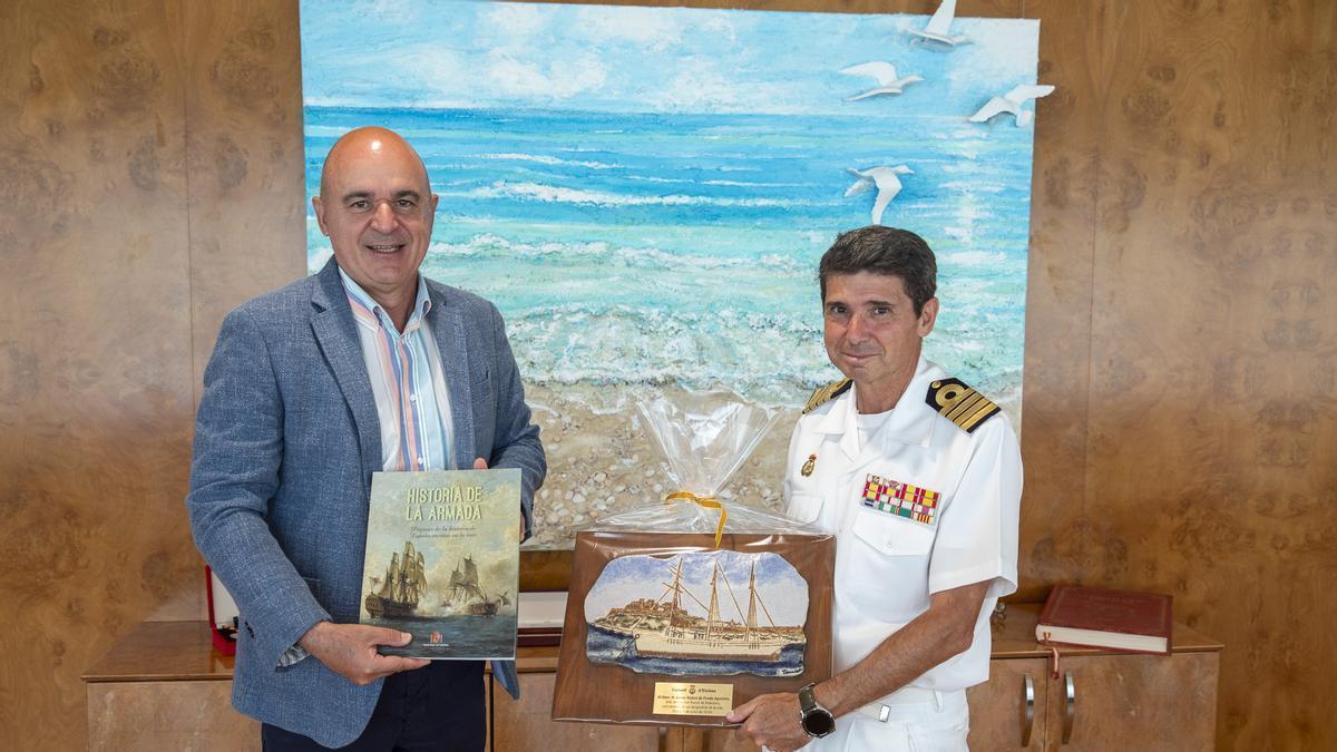 Vicent Marí junto a Javier Núñez de Prado en su despedida.