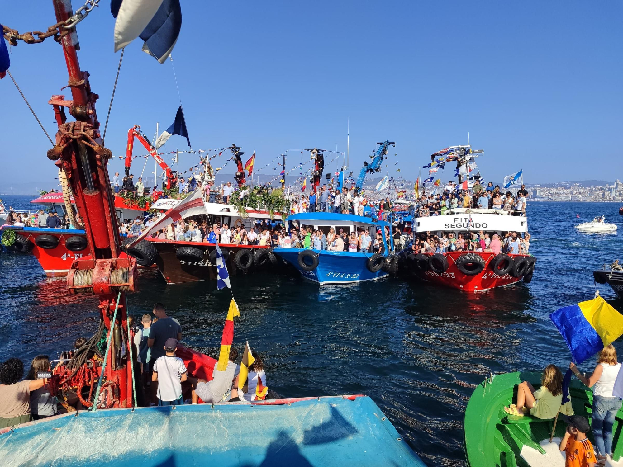 Cangas se hace a la mar por su Virgen del Carmen
