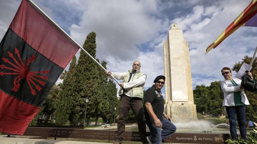 Nostálgicos del franquismo en un acto de homenaje en el monolito de Sa Faixina.