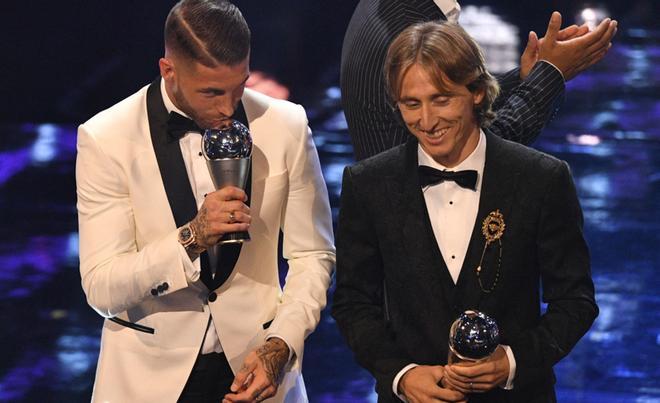 Los jugadores Sergio Ramos y Luka Modric reciben el premio al once ideal de la FIFA durante la entrega de premios FIFA the Best 2018 en Londres