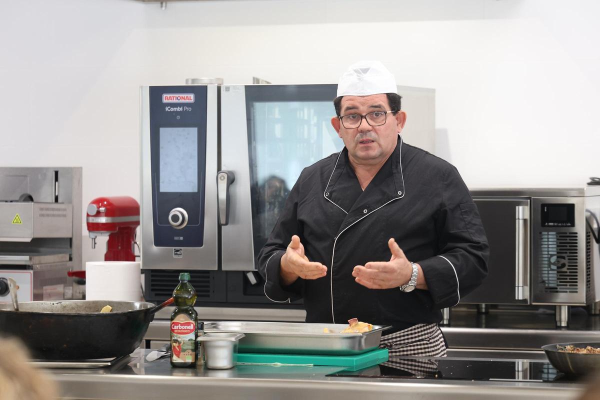 El chef José Torres 'Racó', explicando a los alumnos