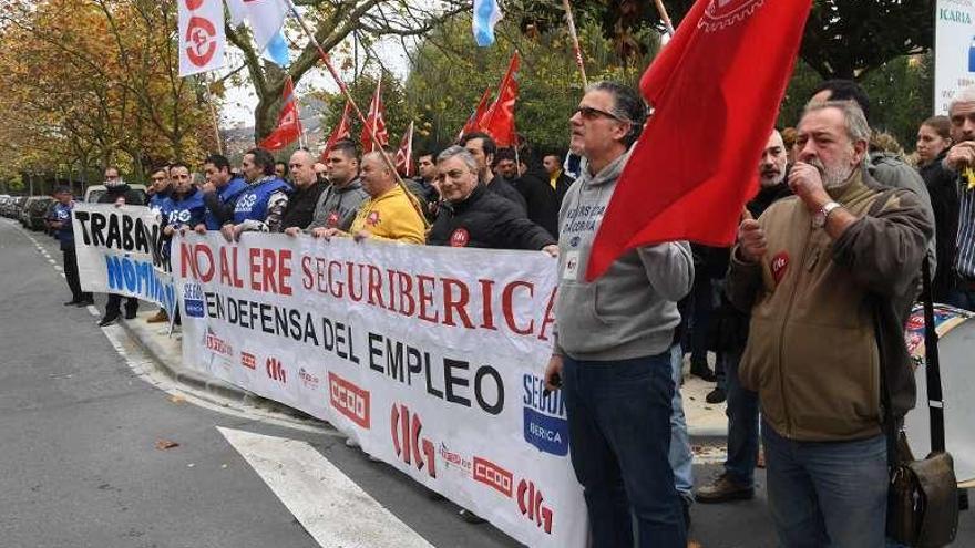 Protesta de trabajadores por los impagos y el posible ERE de la firma.