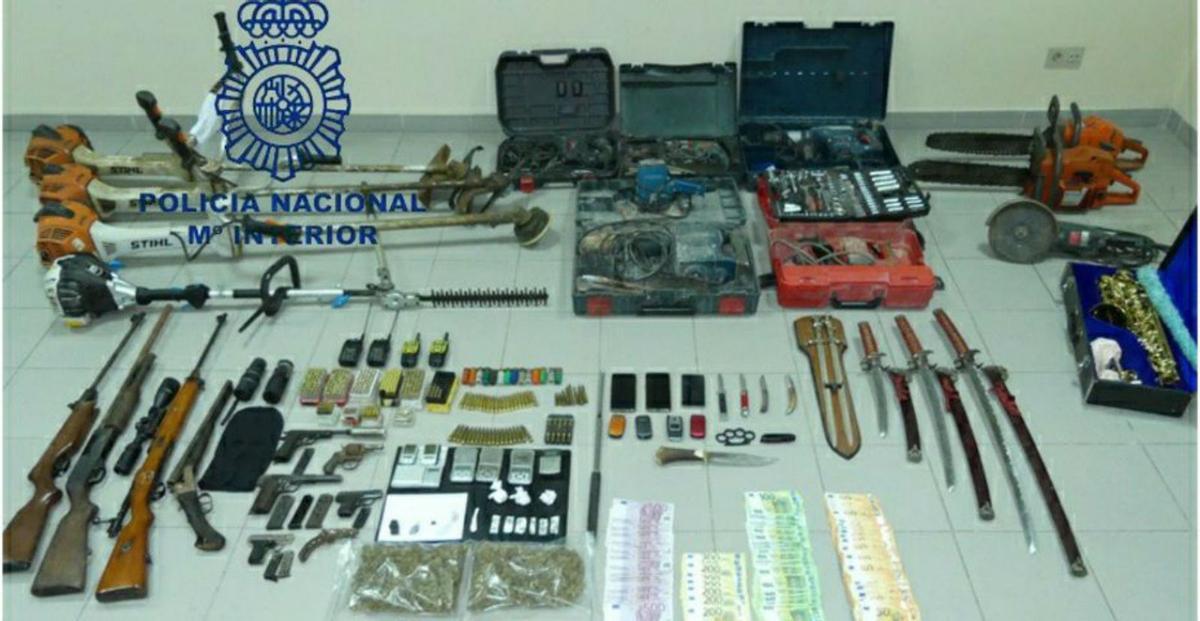 Armas, drogas, dinero y material encontrados por los agentes.