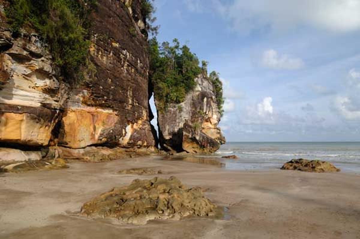 Playa Assam en el Parque Nacional de Bako, en la isla de Borneo.