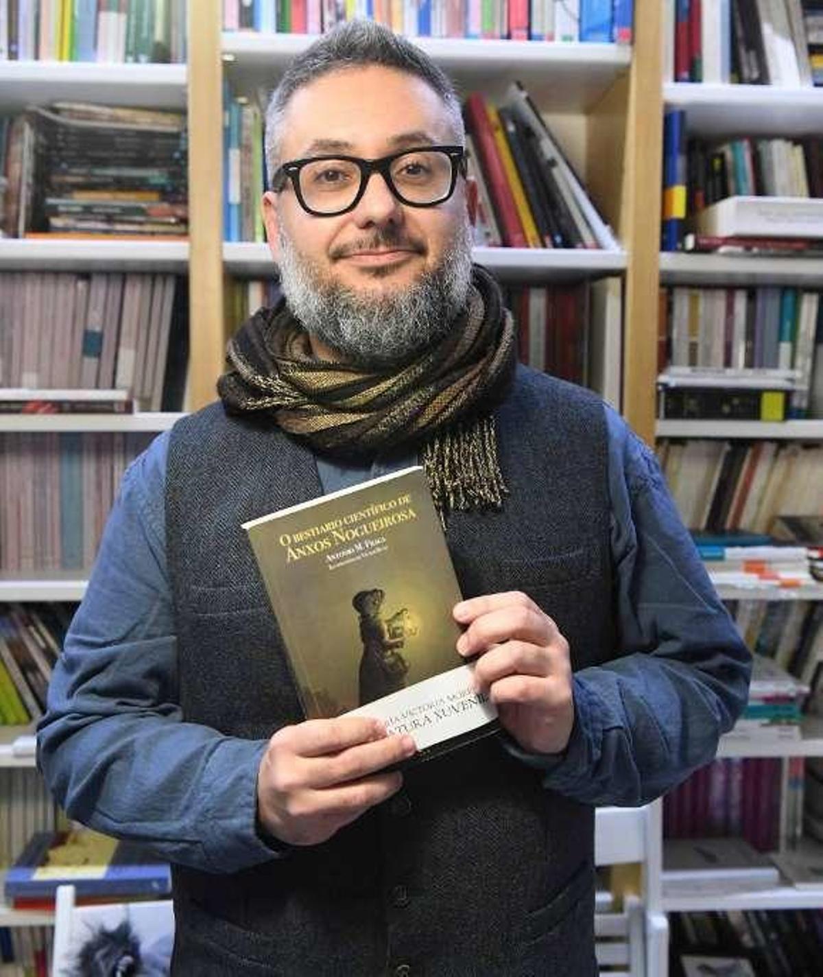 O escritor Antonio Fraga, a semana pasada na librería Sisargas.