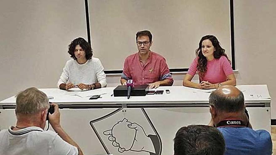 Carles Grimalt, Miquel Oliver y Núria Hinojosa, ayer, en Manacor.