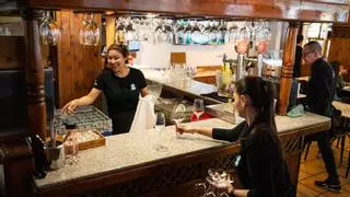 La paridad en bares y restaurantes de Barcelona: muchos más hombres en la propiedad y tras las barras