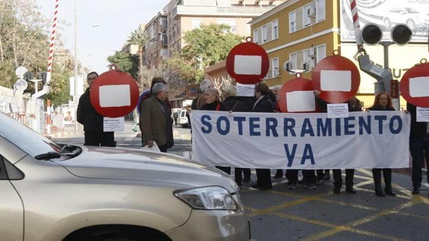 Una de las movilizaciones llevadas a cabo por la Plataforma Pro Soterramiento en el paso a nivel de Santiago El Mayor en diciembre pasado.