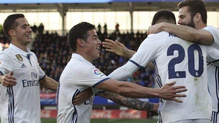 Lucas Vázquez, James i Nacho celebren amb Asensio el quart gol madridista ahir a Ipurúa