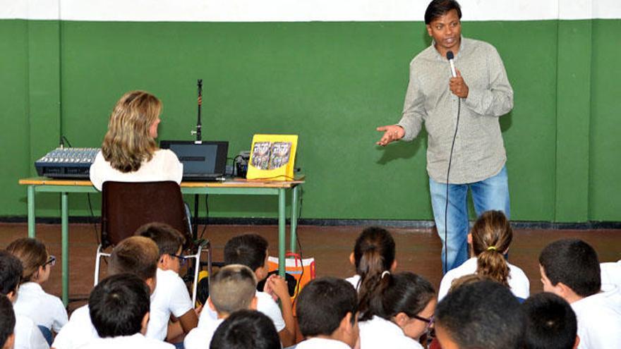 Lancy Dodem, ayer, explicando a alumnos del colegio Poeta Fernando González la realidad social en la India.