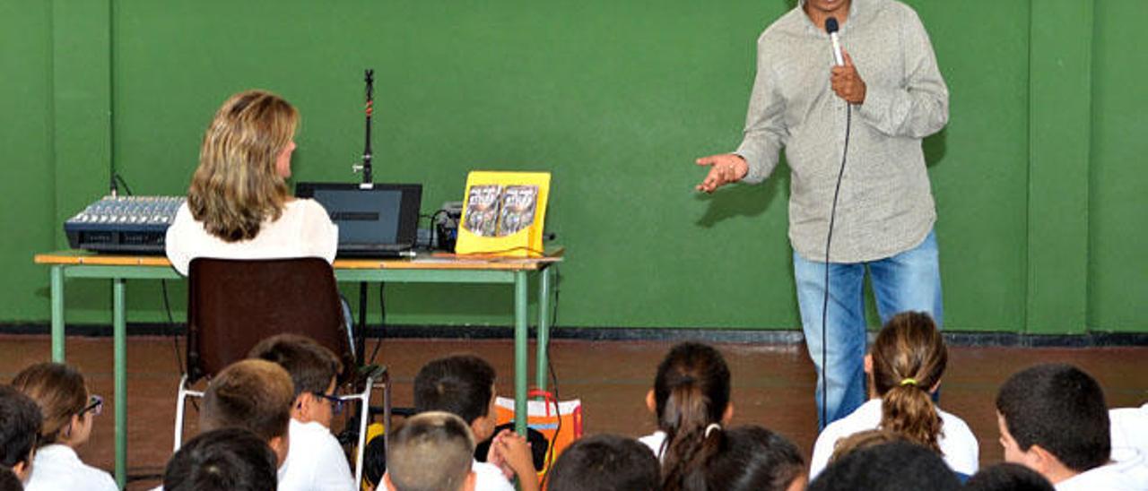 Lancy Dodem, ayer, explicando a alumnos del colegio Poeta Fernando González la realidad social en la India.