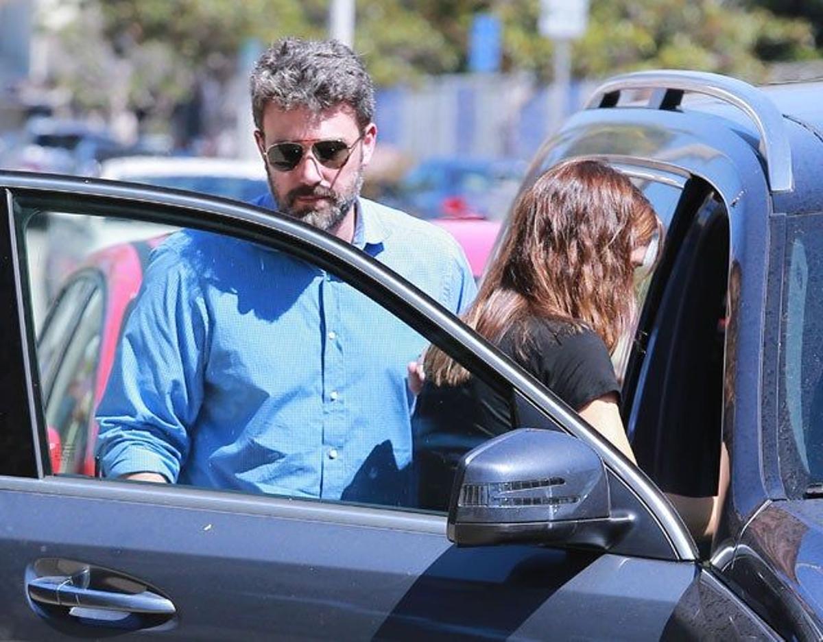 Jennifer Garner se mete en el coche ante la atenta mirada de Ben Affleck