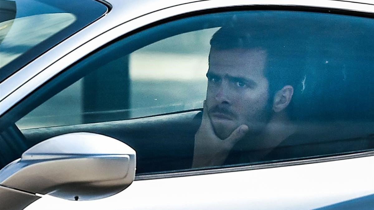 Miralem Pjanic llega con su coche al centro de entrenamiento de la Juventus el pasado martes.