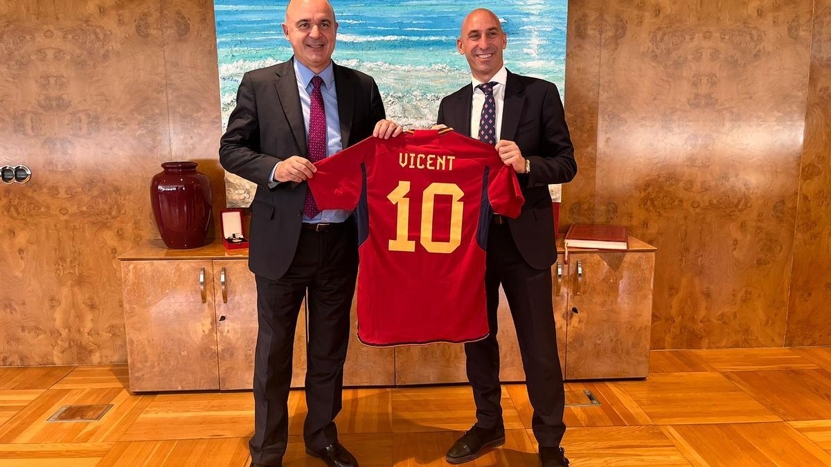 Vicent Marí y Luis Rubiales posan con la camiseta de la selección