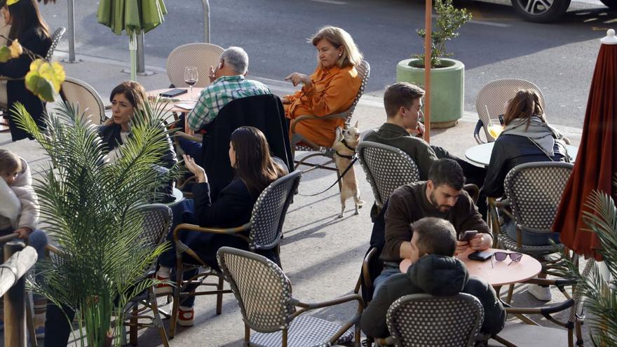 Varios clientes toman el aperitivo en una terraza del centro.  | M.A.MONTESINOS
